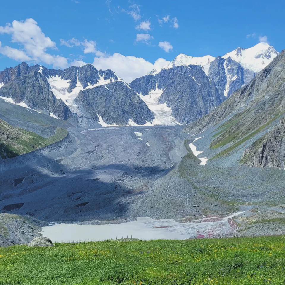 TREK AU CŒUR DE L’ALTAÏ KAZAKH : LE MONT BÉLOUKHA À PIED ET À CHEVAL